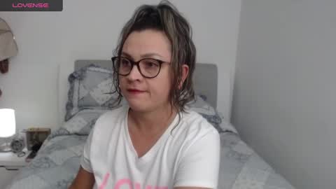 Snapshot of sophie_lopez1 chatting on 01-19-25, 03:29 Sofa online show from 01-19-25, 03:29