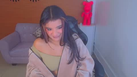 Snapshot of sophie_t_ chatting on 12-18-24, 01:05 Sofia online show from 12-18-24, 01:05