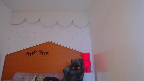 Snapshot of sophie_t_ chatting on 12-21-24, 02:15 Sofia online show from 12-21-24, 02:15