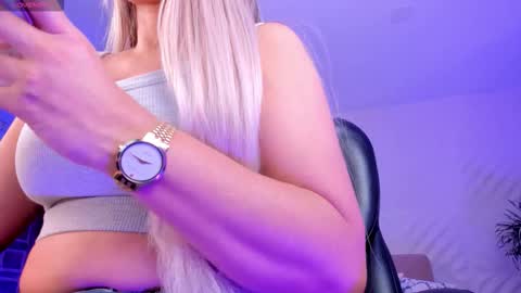 Sophie online show from 11-24-25, 01:27