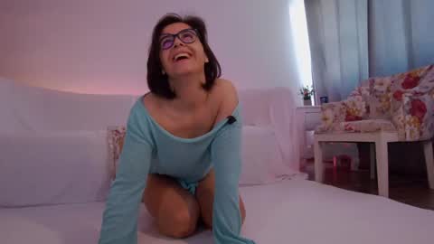 Snapshot of sophieerain chatting on 06-08-26, 05:08 Sophie Rain online show from 06-08-26, 05:08
