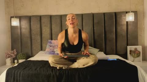 Snapshot of sophimariin chatting on 05-11-26, 11:27 Sophi online show from 05-11-26, 11:27