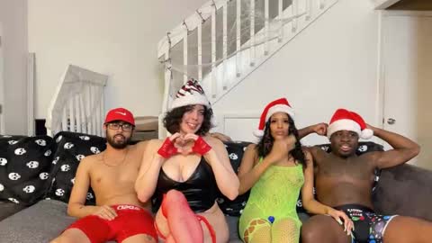 Snapshot of sosabless chatting on 12-15-25, 04:17 sosabless and sosalady online show from 12-15-25, 04:17