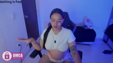 Snapshot of spicydollx_1 chatting on 06-15-26, 04:31 Geraldin online show from 06-15-26, 04:31