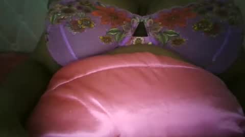 Snapshot of spicyromance chatting on 11-14-25, 03:05 Ashanti online show from 11-14-25, 03:05