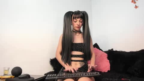 EMMA online show from 02-06-25, 02:44