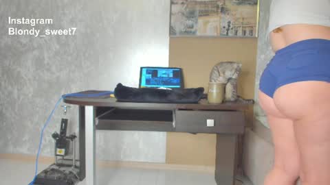 Snapshot of squirt_blondy chatting on 06-18-26, 03:49 Caila online show from 06-18-26, 03:49