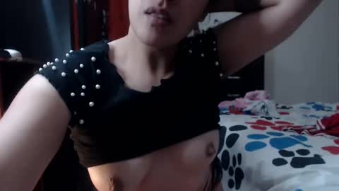 Snapshot of squirt_milk_ chatting on 03-08-25, 07:05 Carolainss online show from 03-08-25, 07:05