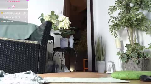 Snapshot of squirtmanica chatting on 01-17-25, 06:04 Monica online show from 01-17-25, 06:04