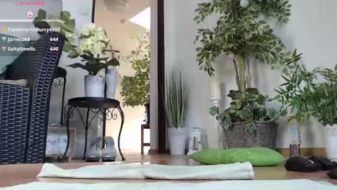 Snapshot of squirtmanica chatting on 02-16-25, 10:32 Monica online show from 02-16-25, 10:32