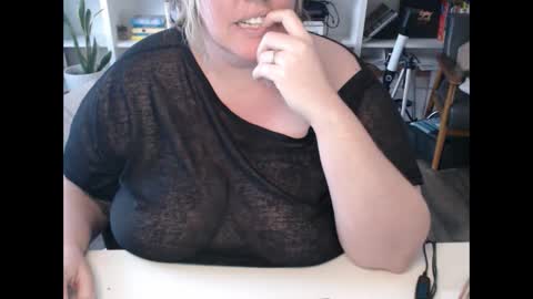 Snapshot of squirtymilfjess chatting on 12-12-24, 04:53 Messi Jessi online show from 12-12-24, 04:53