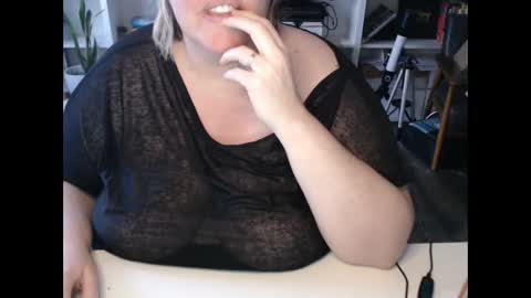 Snapshot of squirtymilfjess chatting on 12-13-24, 02:49 Messi Jessi online show from 12-13-24, 02:49