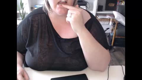 Snapshot of squirtymilfjess chatting on 02-27-25, 05:15 Messi Jessi online show from 02-27-25, 05:15