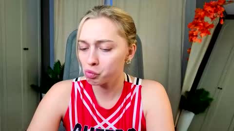 Kate online show from 11-22-25, 01:43