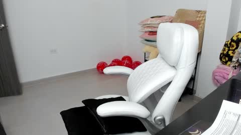 Zulma Yisset online show from 02-18-25, 01:43