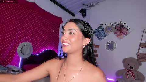 Snapshot of stefanny_pllus chatting on 02-02-25, 01:02 Im MiaIts my first day here online show from 02-02-25, 01:02