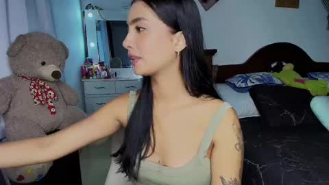 Snapshot of stefanny_pllus chatting on 10-05-25, 12:42 Im MiaIts my first day here online show from 10-05-25, 12:42