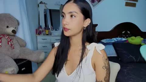 Snapshot of stefanny_pllus chatting on 10-08-25, 12:19 Im MiaIts my first day here online show from 10-08-25, 12:19