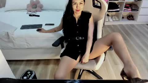 Snapshot of stefi_alizon chatting on 06-18-26, 12:09 Zuly online show from 06-18-26, 12:09