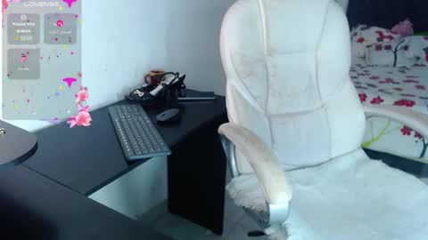 Estefany online show from 11-29-25, 01:41