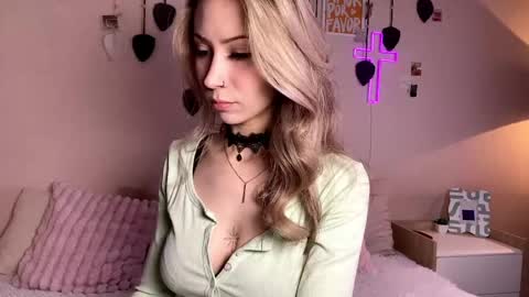 Snapshot of stellar_blade chatting on 05-15-26, 03:13 Alexia online show from 05-15-26, 03:13