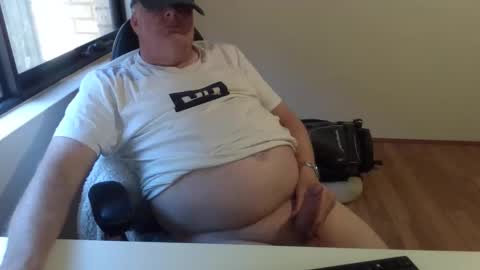 Snapshot of stiffyman55 chatting on 10-27-25, 04:27 stiffyman55 online show from 10-27-25, 04:27