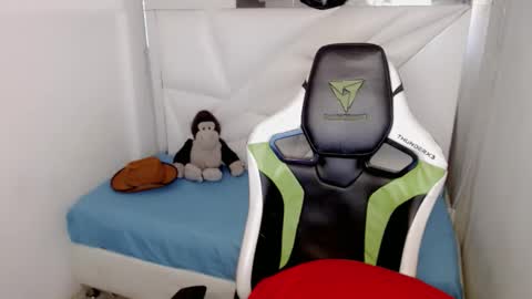 Snapshot of street_poemm_ chatting on 03-06-26, 04:20 Street online show from 03-06-26, 04:20