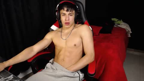 Snapshot of strong_jackxxx chatting on 12-11-24, 05:43 Daddy Jack online show from 12-11-24, 05:43