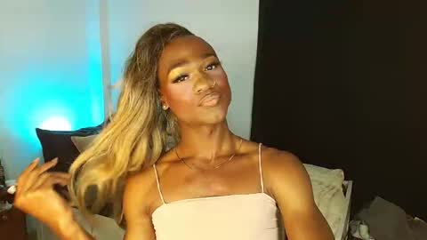 Snapshot of suannyklatten_ chatting on 03-22-26, 07:06 Suanny Klatten It is my account independent online show from 03-22-26, 07:06