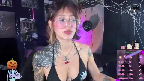 Snapshot of succubus_girl_ chatting on 10-17-25, 03:47 Alexy online show from 10-17-25, 03:47