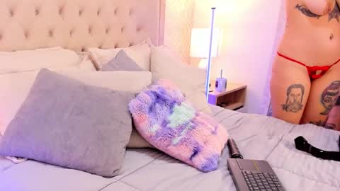 Snapshot of succubusdolly chatting on 11-06-25, 08:21 Luna online show from 11-06-25, 08:21