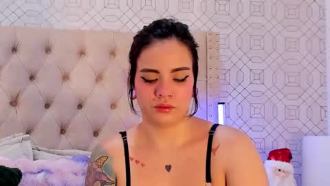 Snapshot of succubusdolly chatting on 11-23-25, 05:46 Luna online show from 11-23-25, 05:46