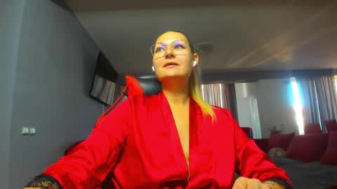 Snapshot of sugar_mayy chatting on 10-20-25, 08:15 May online show from 10-20-25, 08:15