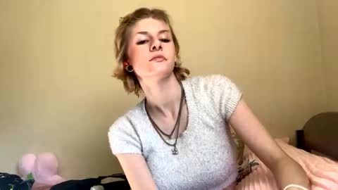 Snapshot of suicunebitch chatting on 12-22-24, 08:14 Ophelia online show from 12-22-24, 08:14