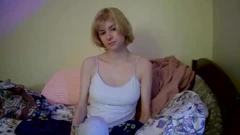 Snapshot of suicunebitch chatting on 01-03-25, 01:36 Ophelia online show from 01-03-25, 01:36