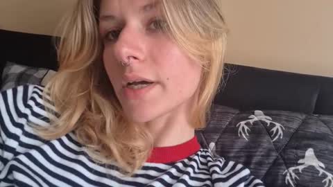 Snapshot of suicunebitch chatting on 10-29-25, 08:43 Ophelia online show from 10-29-25, 08:43