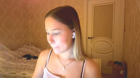 Snapshot of sunny_bambi chatting on 12-14-25, 04:23 Hello My name is Mary nice to meet you Telegram cuuutekitten online show from 12-14-25, 04:23