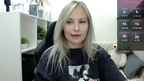 Naomi online show from 10-28-25, 03:54