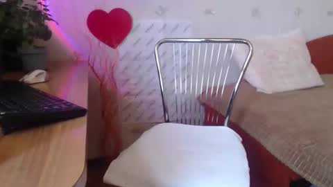 Snapshot of sunnyjoys chatting on 02-17-25, 01:32 Alina Streams Mon to Fri online show from 02-17-25, 01:32