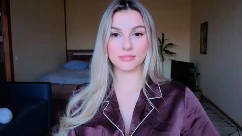 Snapshot of sunsetwithava chatting on 03-20-26, 12:10 sunsetwithava online show from 03-20-26, 12:10