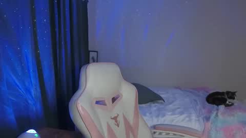Snapshot of sunshinedarling1 chatting on 02-02-25, 03:32 Rosey Darling online show from 02-02-25, 03:32