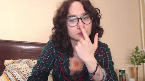 Snapshot of sunshinehella chatting on 02-09-25, 11:36 Hella online show from 02-09-25, 11:36