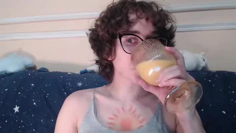 Snapshot of sunshinehella chatting on 11-24-25, 12:49 Hella online show from 11-24-25, 12:49