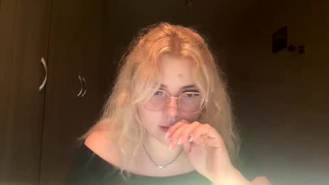 Snapshot of sunshinyflash chatting on 11-09-25, 06:28 sunshinyflash online show from 11-09-25, 06:28