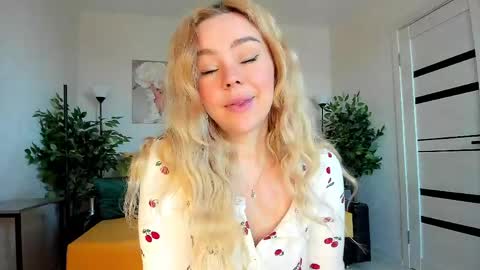 Snapshot of super_peach chatting on 05-01-26, 02:05 Jenn online show from 05-01-26, 02:05