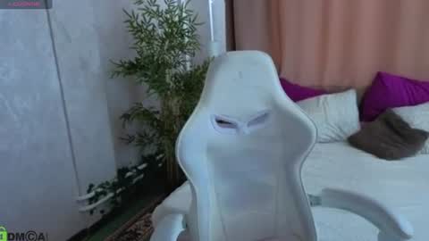Snapshot of susan__clark chatting on 06-18-26, 01:17 Annie online show from 06-18-26, 01:17