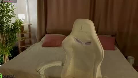 Snapshot of susan__clark chatting on 07-08-26, 01:10 Annie online show from 07-08-26, 01:10