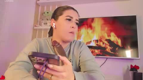 Snapshot of susan_jones_tcw chatting on 12-16-25, 01:21 online show from 12-16-25, 01:21