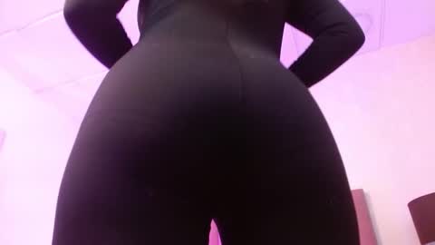 susanwilliams_ online show from 12-19-25, 11:06