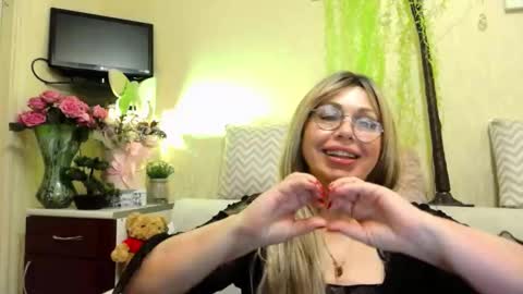 Snapshot of susiexnoreen chatting on 05-13-26, 01:25 SusiexNoreen online show from 05-13-26, 01:25